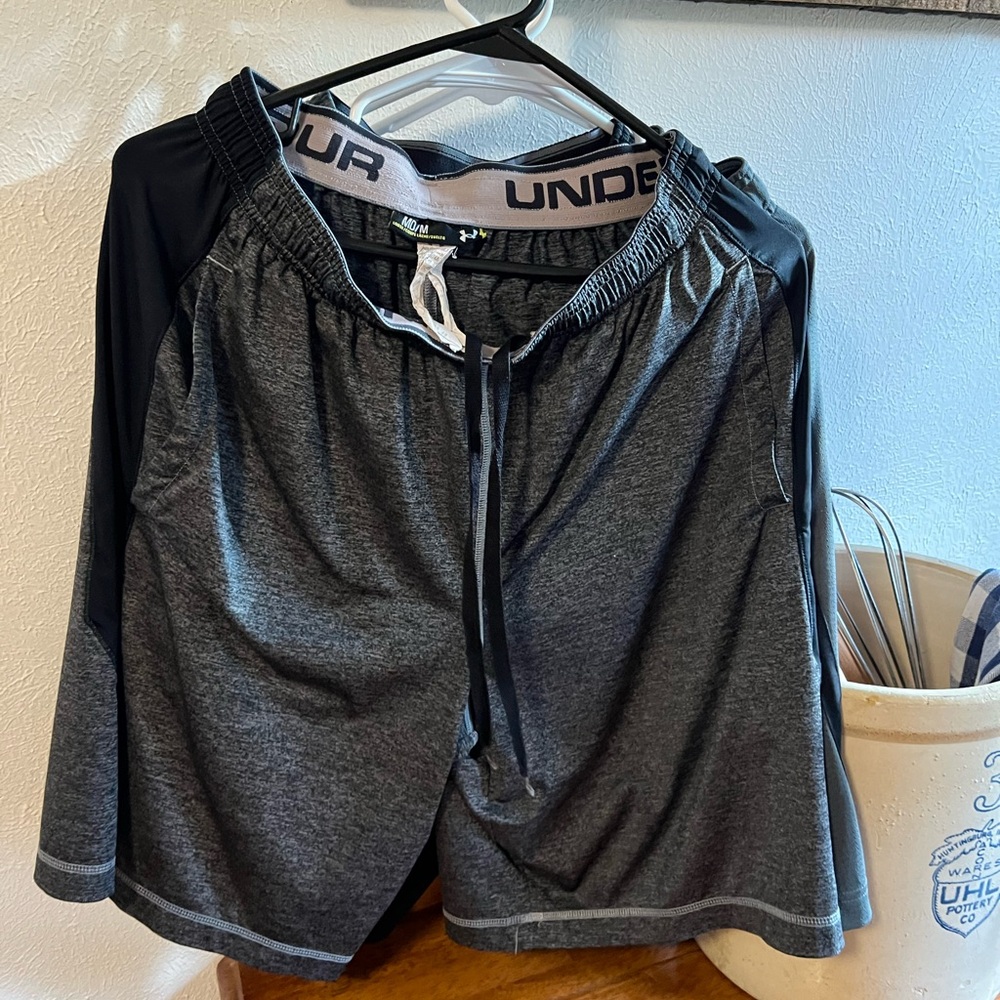 Under armour men’s medium shorts with pockets and drawstring